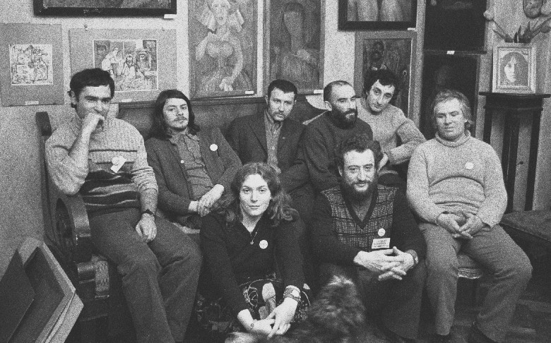 Члены подпольной группы художников Алеф. Евгений Абезгауз в середине первого ряда. Ленинград, 1975&nbsp;г.